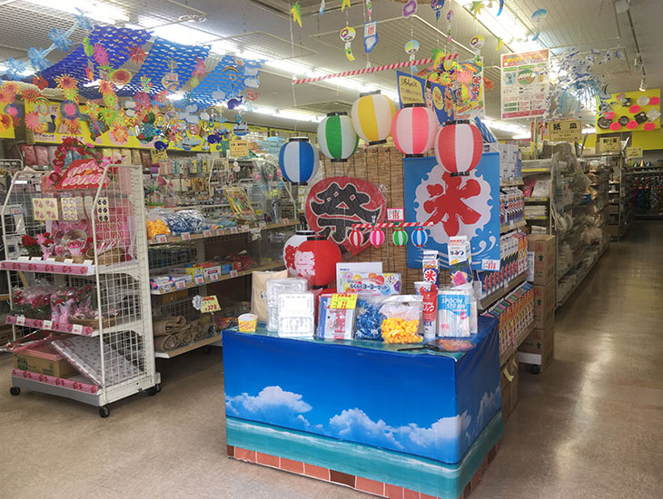 イベント・お祭りの準備ならパッケージプラザにお任せ下さい！季節に合わせた商品を多彩に取り揃えております☆またオリジナルのシール・のぼり・BOXの作製等なんでもご相談下さい。笑顔のスタッフが、ご来店をお待ちしております！